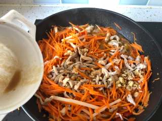 9、下饭菜-鱼香肉丝,将葱姜蒜，水淀粉和调料全部放到碗中调匀，倒入锅中炒匀