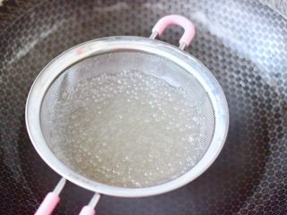 4、草莓西米露,用漏勺捞出过冷水后后，再用凉开水浸泡防粘。