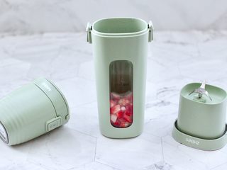 8、草莓西米露,把切丁的草莓先放入臻米便携果汁机中。