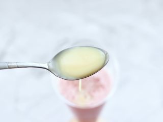 12、草莓西米露,再加入炼乳搅匀增加口感即可。