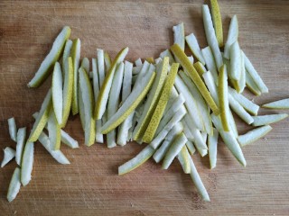 3、柚子皮糖,然后切成宽越5毫米的小条。