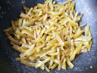 10、柚子皮糖,然后转小中火继续翻炒,炒至柚子皮开始由透明变得发白,均匀裹上一层糖霜,这样就好了。