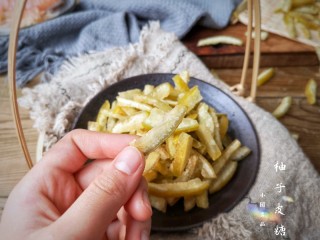 12、柚子皮糖,这样做出的柚子皮糖,在篮子中铺散开晾上一天,就会变得酥脆可口,几乎吃不到苦味啦!