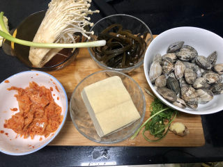 1、花蛤豆腐汤➕韩式花蛤豆腐汤,食材合照：花蛤约350g，卤水豆腐约200g，泡菜100g，金针菇约150g，海带丝少许，小葱一根，香菜一根，姜一小块