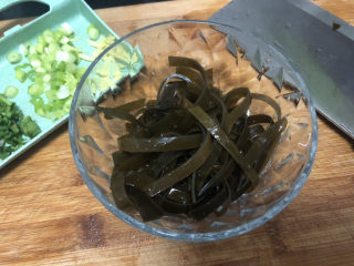 3、花蛤豆腐汤➕韩式花蛤豆腐汤,泡发好的海带丝清洗切段