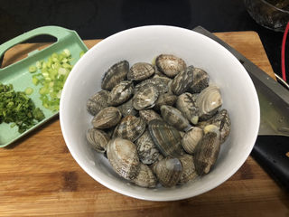 6、花蛤豆腐汤➕韩式花蛤豆腐汤,我买的是无沙花蛤，大家买回的花蛤可以用加过几滴食用油的淡盐水浸泡吐沙，清洗备用