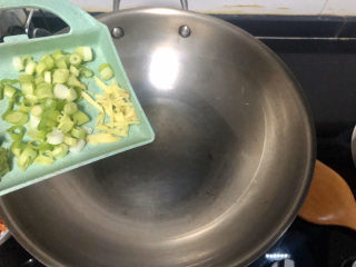 7、花蛤豆腐汤➕韩式花蛤豆腐汤,热锅冷油，加入姜丝葱末小火煸香