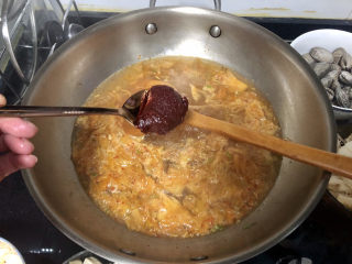 10、花蛤豆腐汤➕韩式花蛤豆腐汤,煮开，加入一大汤匙韩式辣酱，搅拌把酱融化