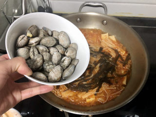 18、花蛤豆腐汤➕韩式花蛤豆腐汤,转大火，加入花蛤，煮到花蛤开口转小火