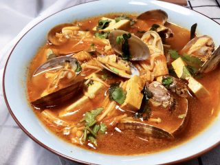 23、花蛤豆腐汤➕韩式花蛤豆腐汤,这道汤，做法简单，汤汁浓郁，酱香微辣，花蛤鲜美，豆腐入味，搭配金针菇海带丝，营养更均衡。喜欢的小伙伴们一起来试试吧????