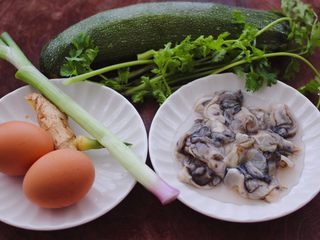 1、海蛎子西葫芦饺子,首先备齐所有的食材，海蛎子我是买的去壳的，回家用清水反复冲洗几遍就可以了。