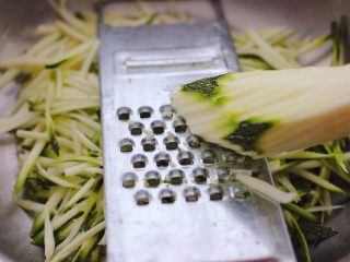 2、海蛎子西葫芦饺子,西葫芦洗净后，用擦丝器擦成细丝，注意西葫芦的芯就不要了。