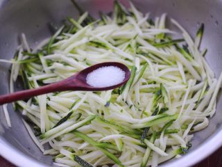 3、海蛎子西葫芦饺子,擦丝的西葫芦，撒少许盐腌制10分钟。