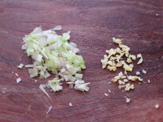5、海蛎子西葫芦饺子,把葱姜切成碎末。