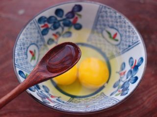 6、海蛎子西葫芦饺子,鸡蛋打散在碗里，加入料酒混合搅拌均匀。