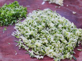 8、海蛎子西葫芦饺子,腌制好的西葫芦纳干水分，用刀剁碎，香菜洗净后切碎。