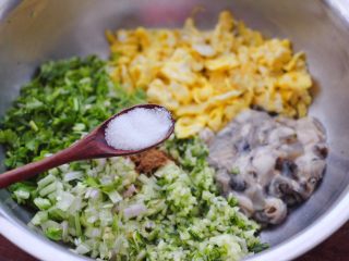 11、海蛎子西葫芦饺子,再根据个人口味，加入适量的盐调味。