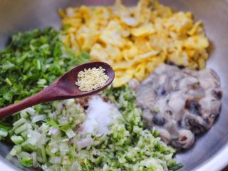 12、海蛎子西葫芦饺子,加入鸡精增加口感。