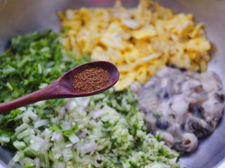 10、海蛎子西葫芦饺子,先加入花椒粉。