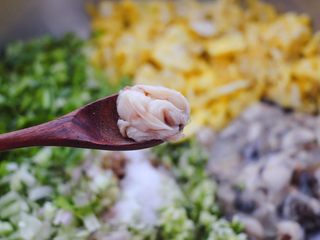 13、海蛎子西葫芦饺子,最后加入猪油。