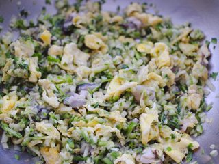 14、海蛎子西葫芦饺子,把所有的食材，混合搅拌均匀即可。