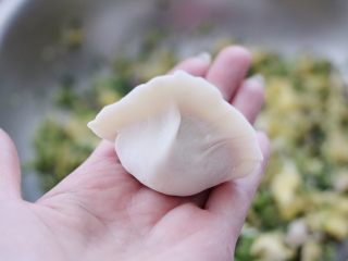 16、海蛎子西葫芦饺子,包成自己喜欢的模样即可，关键是要把口封住，不要露馅哟。