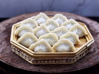 17、海蛎子西葫芦饺子,依次包好所有的饺子。