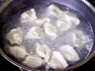 18、海蛎子西葫芦饺子,锅中倒入适量的清水煮沸后，放入包好的饺子，大火煮沸后，点入少许清水，反复3次，看见所有的饺子都漂浮在水面上，即可关火。