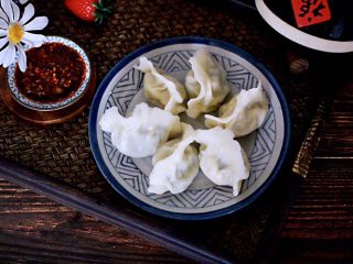 19、海蛎子西葫芦饺子,把煮熟的饺子盛到盘子里，就可以享用了，好吃到飞，鲜的没边了。