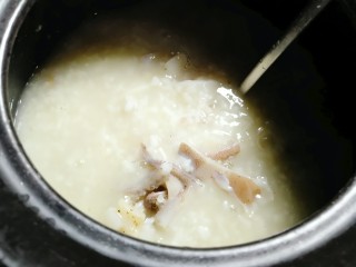 13、牡蛎鱿鱼粥,放入鱿鱼焖十分钟