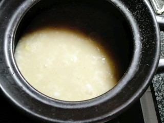 14、牡蛎鱿鱼粥,放入胡椒粉搅动均匀放入香菜即可