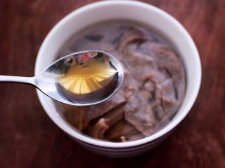 3、土匪猪肝,再把切片的猪肝反复冲洗干净后，放入一个容器里，倒入适量的清水，再倒入6克料酒，浸泡至猪肝无血水。