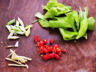 6、土匪猪肝,青尖椒洗净用刀切片块，小米椒切丁，葱姜切丝。