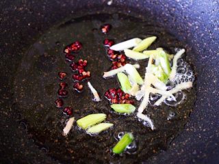 7、土匪猪肝,锅烧热后，倒入花生油烧至六成热时，先小火炸香花椒，再爆香葱姜丝。