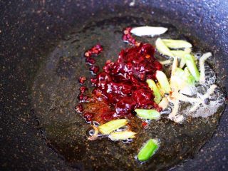 8、土匪猪肝,这个时候加入郫县豆瓣酱。