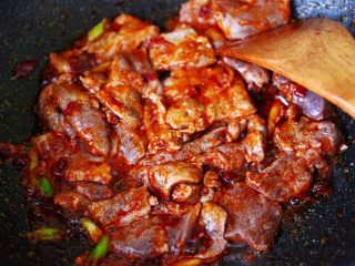 11、土匪猪肝,大火把猪肝翻炒均匀。