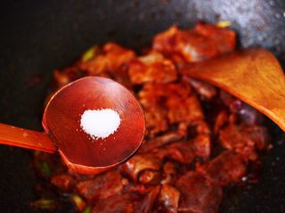 12、土匪猪肝,这个时候根据个人口味加入适量的盐调味。