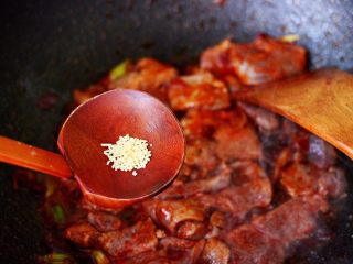 13、土匪猪肝,再加入鸡精调味。