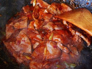 15、土匪猪肝,大火继续翻炒至猪肝变色断生。