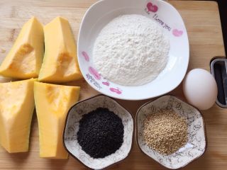 1、#咸味#～芝香南瓜烙,准备好主食材。