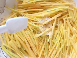 3、#咸味#～芝香南瓜烙,将切好的南瓜丝放入碗中，加入适量的盐。