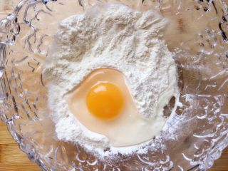 6、#咸味#～芝香南瓜烙,打入鸡蛋。