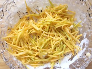 9、#咸味#～芝香南瓜烙,再将腌制好的南瓜丝加入面糊中。