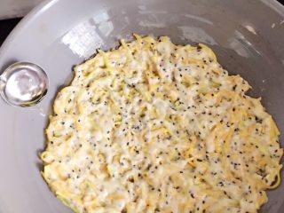 13、#咸味#～芝香南瓜烙,边煎边沿锅边淋入少许玉米油，边煎边晃动锅。（可以一手淋油，一手晃锅）