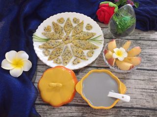 16、#咸味#～芝香南瓜烙,美味又营养的芝香南瓜烙，搭配一杯自制的黑芝麻糊，就是美美的一顿早餐咯。