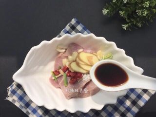 4、蜜汁叉烧肉～好吃又入味,生抽大半汤匙