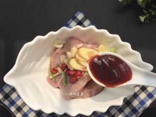 5、蜜汁叉烧肉～好吃又入味,叉烧酱两汤匙（根据腌制肉量的多少而酌情天添加与减少）