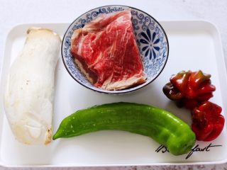 1、时蔬美味牛肉串,首先备齐所有的食材，牛肉洗干净，用清水把血水泡出。