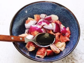 3、时蔬美味牛肉串,加入生抽调色。