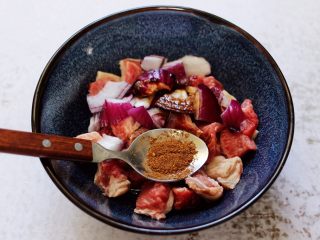 4、时蔬美味牛肉串,再加入花椒粉和孜然粉。